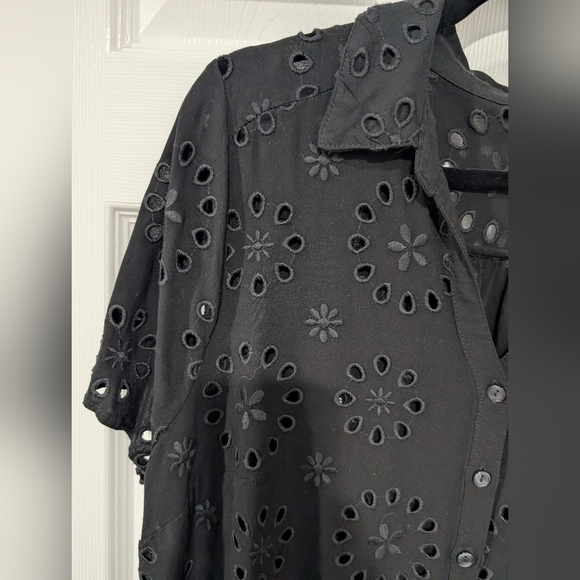 Torrid Deep Black Eyelet Button-Up Shirt in Size 1 (14/16) - Picture 4 of 10